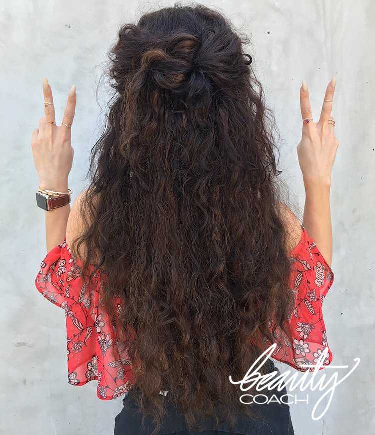 Брюнетка с длинными кучерявыми волосами