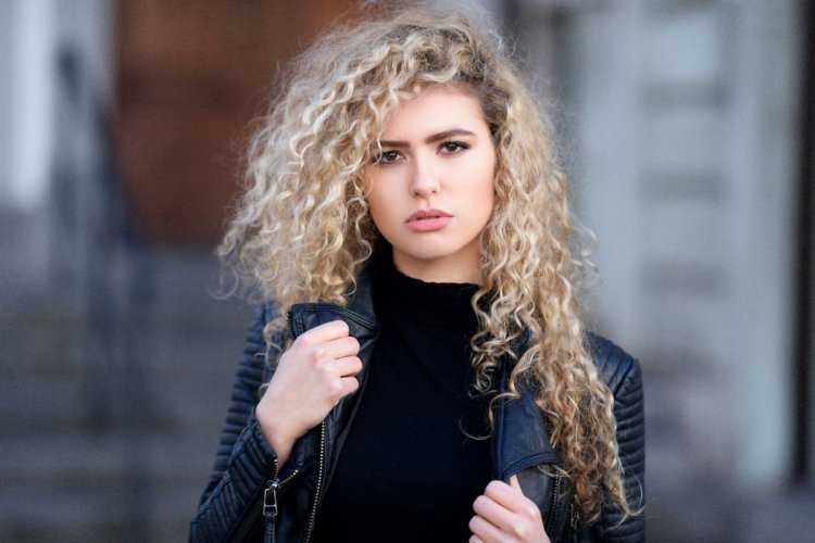 Кудрявая блондинка