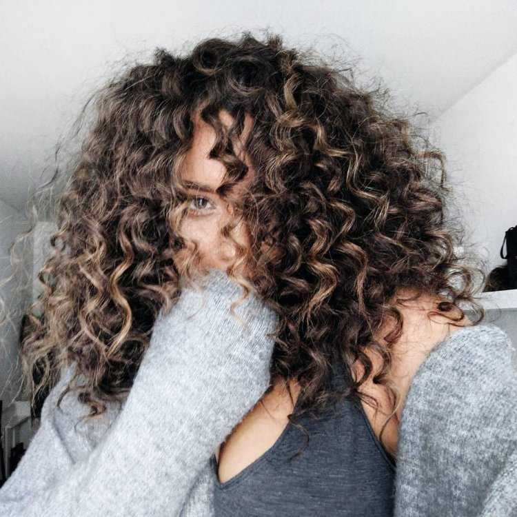 Загущение кудрявых волос