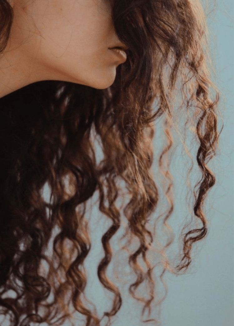 Эстетика кудрявых волос девушек