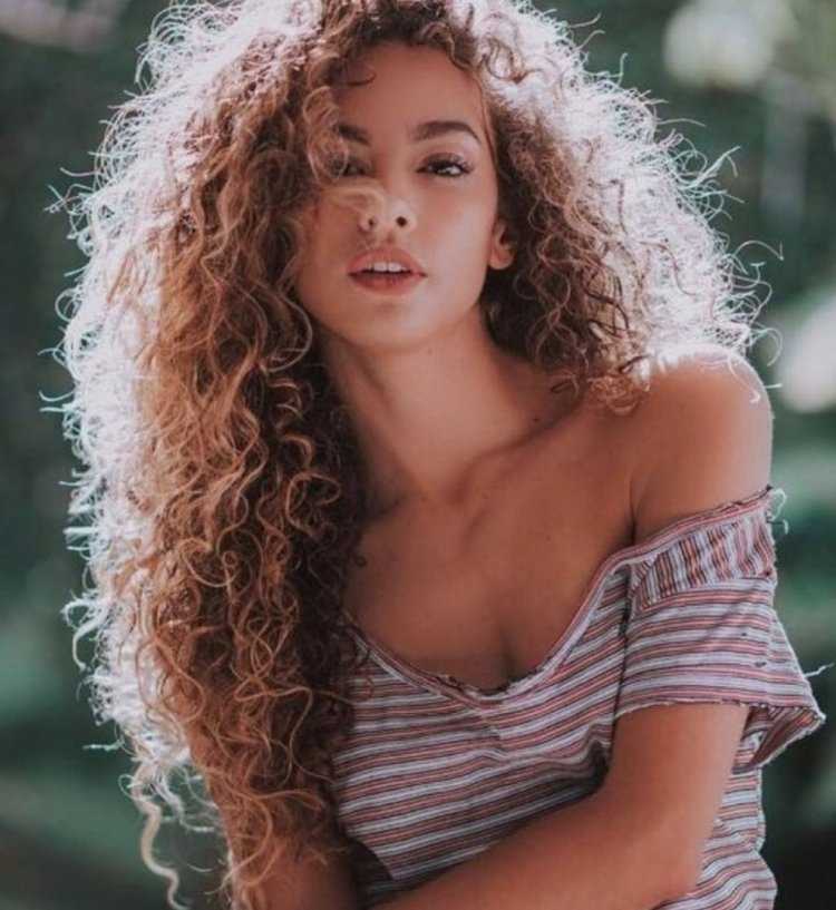 Кучерявая девушка