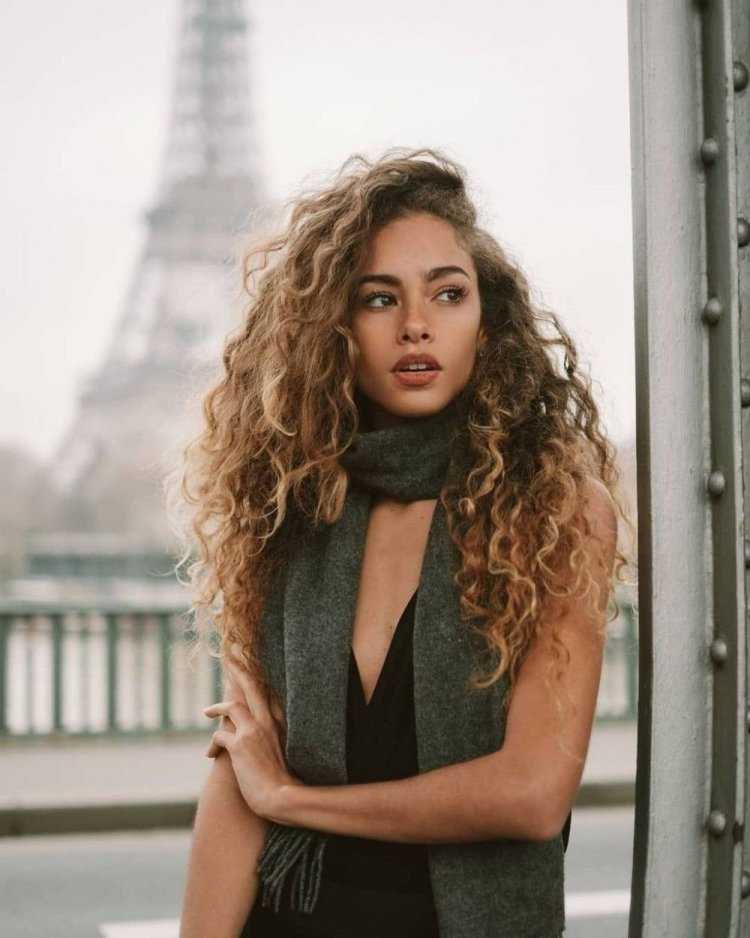 Кудрявые волосы Эстетика