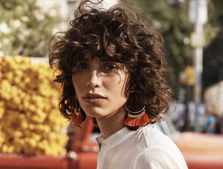 Стройная брюнетка с волнистыми волосами