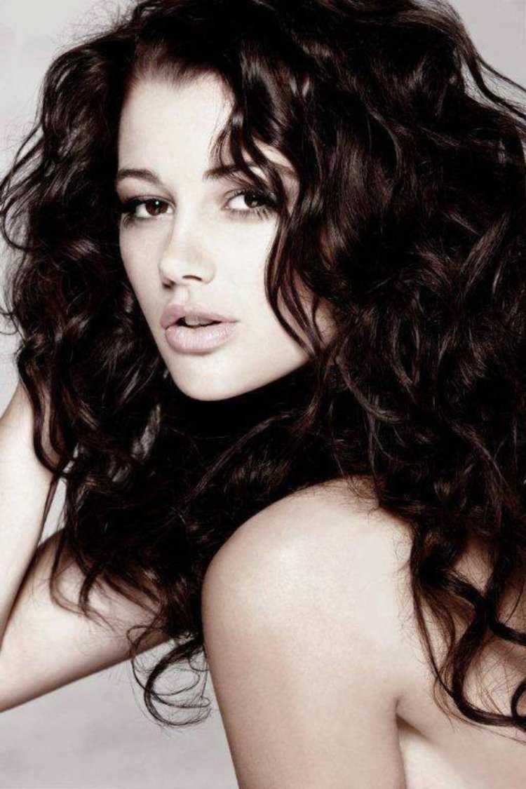 Красивые брюнетки с кудрявыми волосами