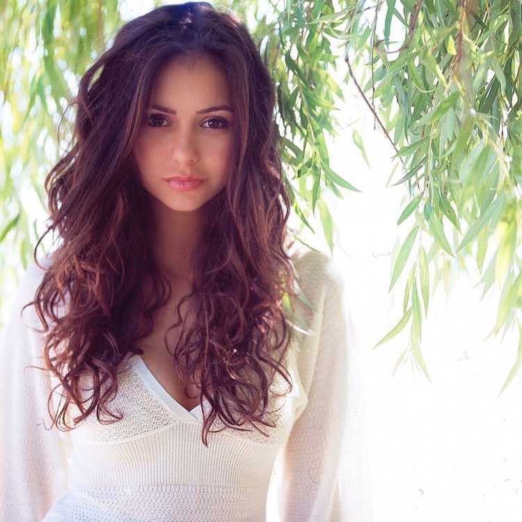 Нина Добрев брюнетка