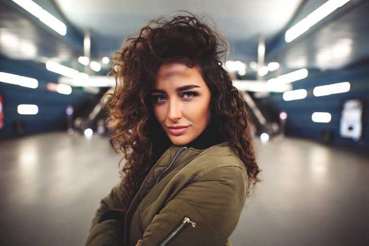 Кудрявая девушка