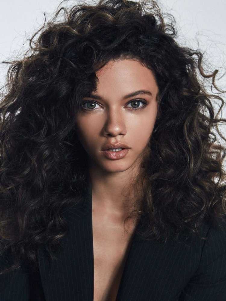 Marina Nery curly