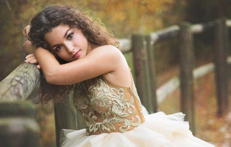 Кудрявая девушка в платье