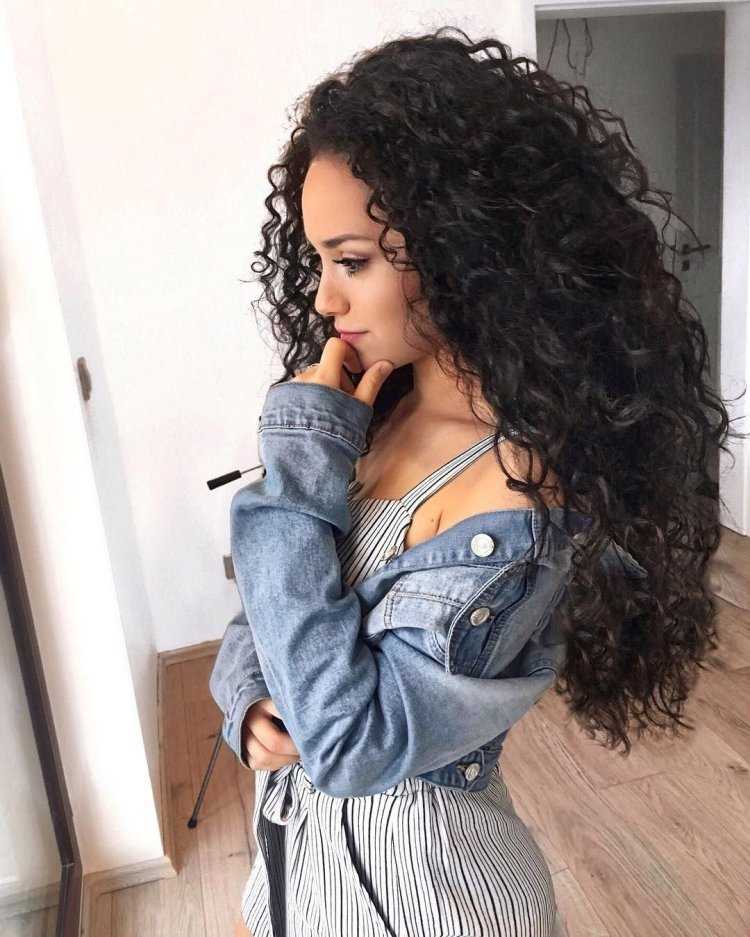 Красивые девушки с кудрявыми волосами