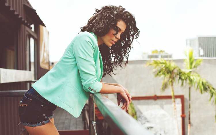 Кудрявая брюнетка в очках