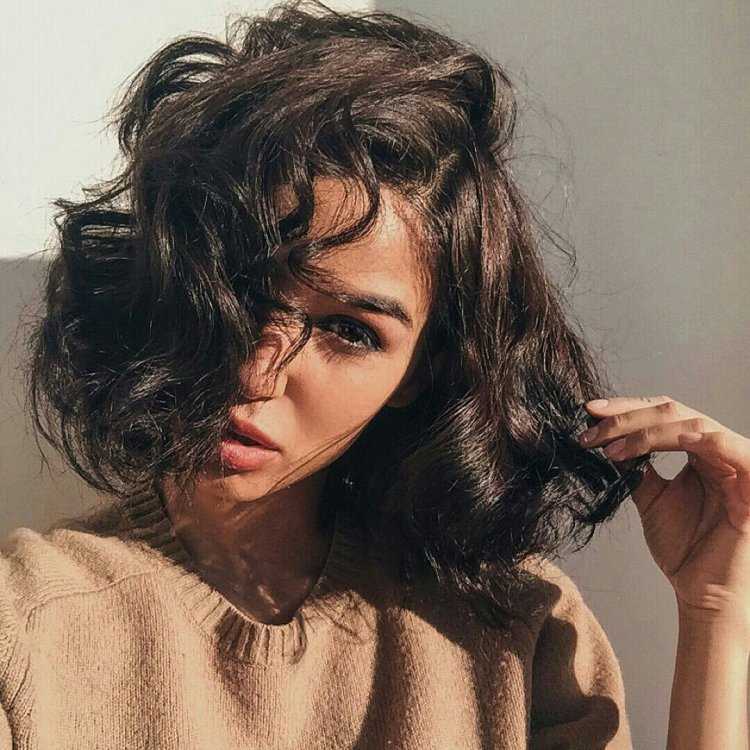 Девушки с черным каре и волнистыми волосами