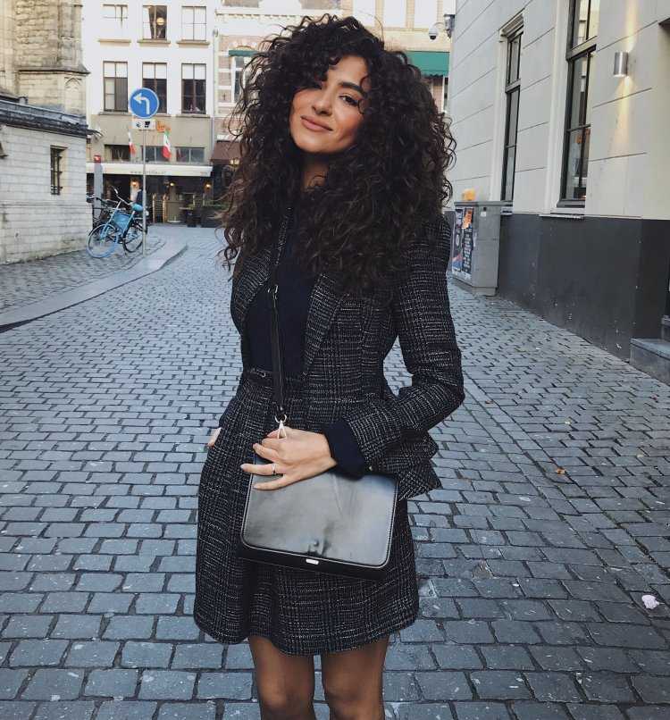 Девушка с кучерявыми черными волосами