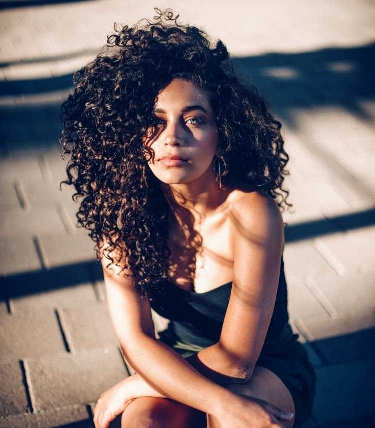 Кудрявые волосы у девушек