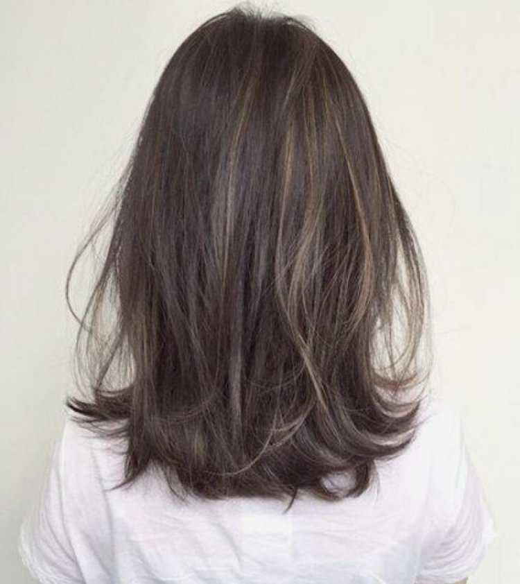 Темно русые волосы средней длины