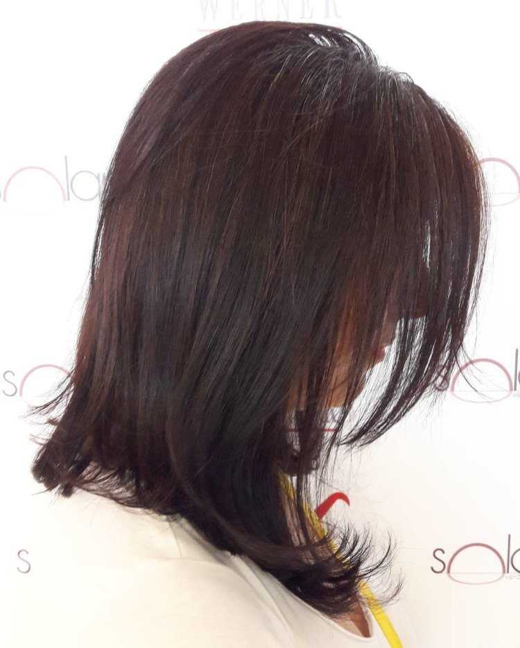 Каскад на средние волосы с косой челкой сзади