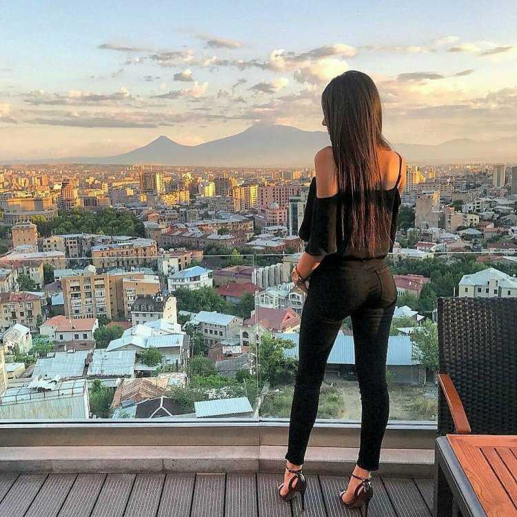 Девушки на улицах Еревана