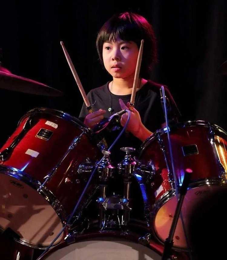 Джуна, барабанщица, пленяющая своим видом