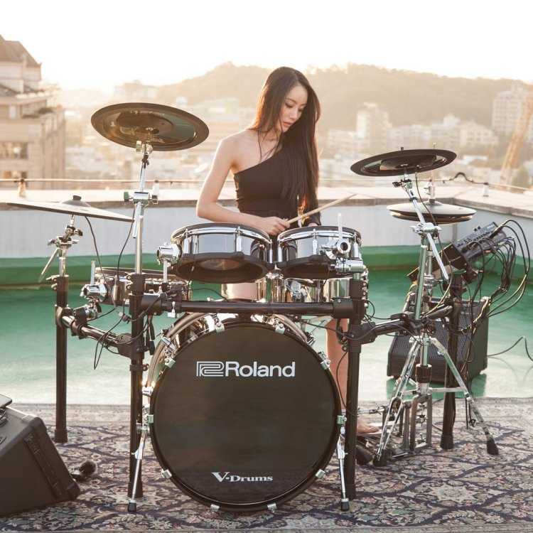 Милая девушка, держащаяся за барабаны