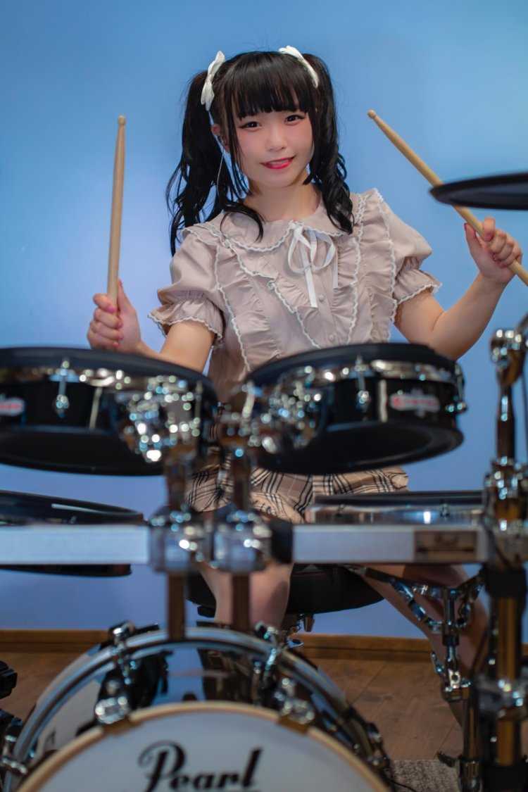 Junna, загадочная и искусная барабанщица