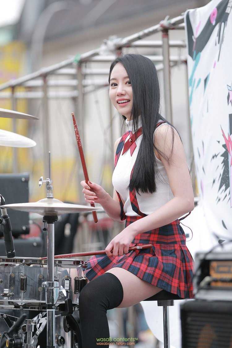 A-Yeon, соблазнительная брюнетка за барабанами