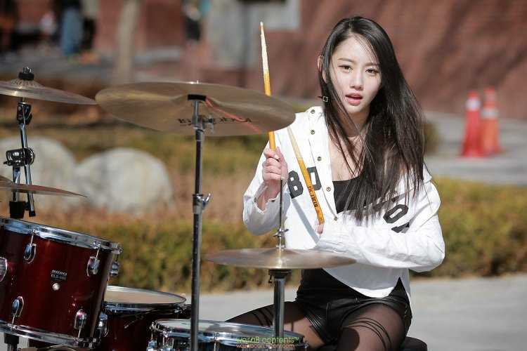 А-ён барабанщица