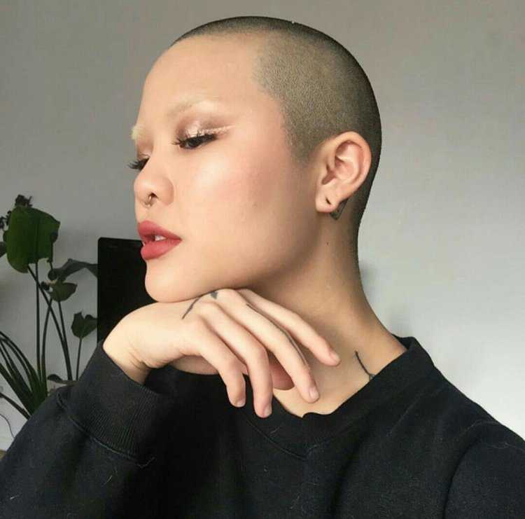 Бритоголовые девушки