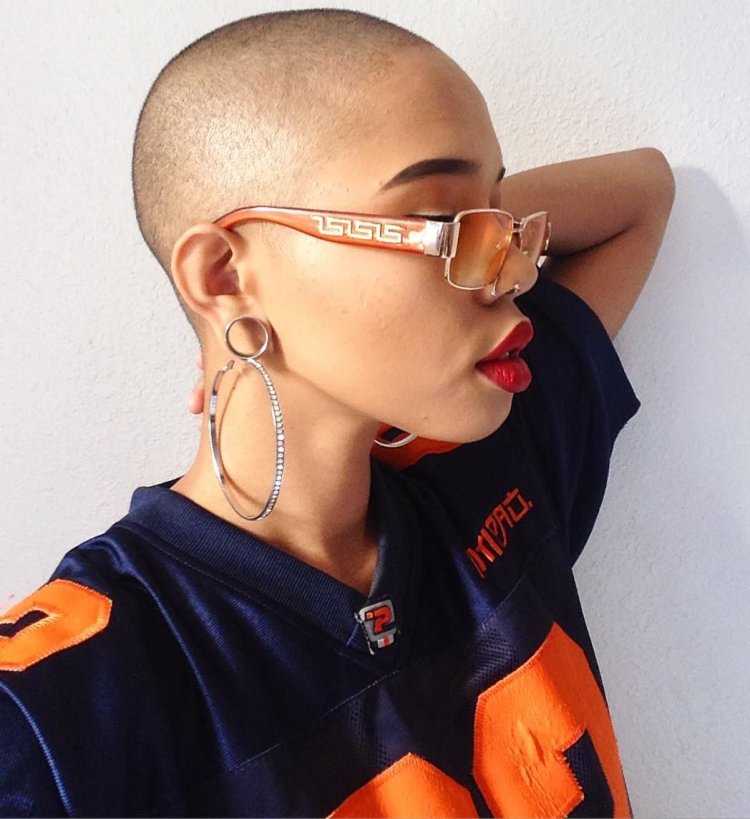 Лысая девушка затылок