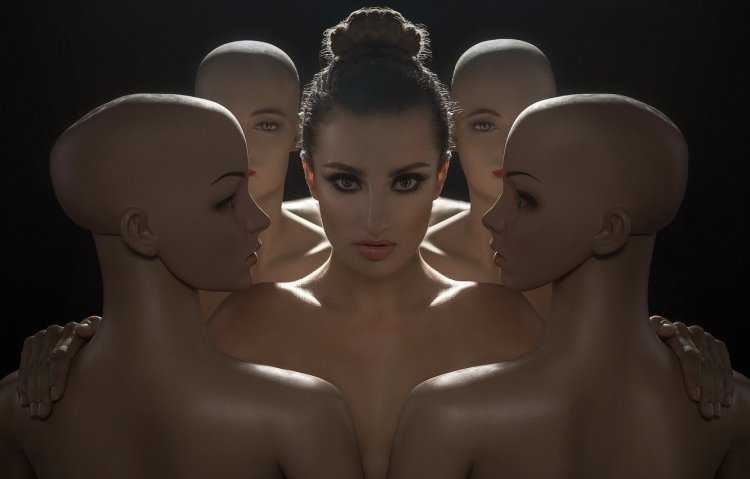 Человек среди манекенов