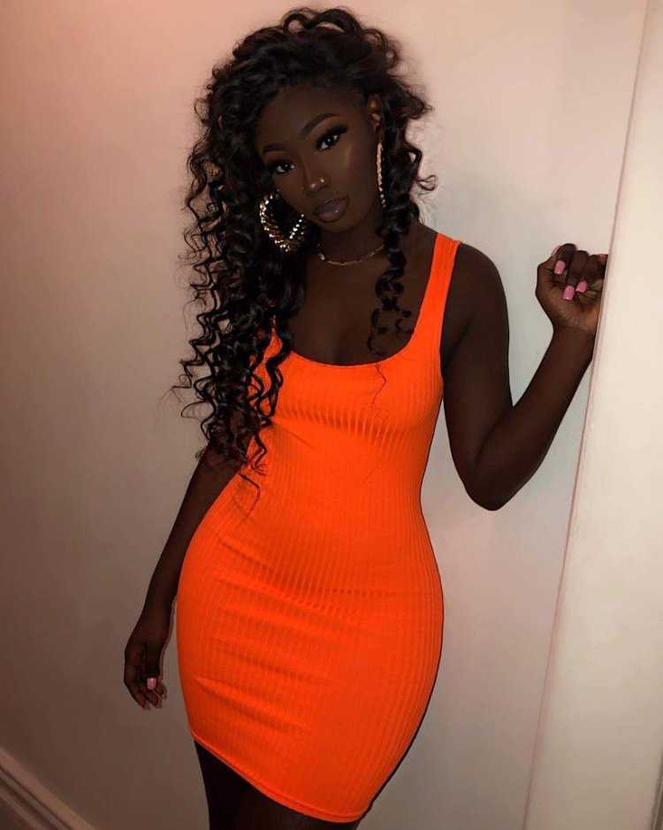 Темнокожая девушка в платье