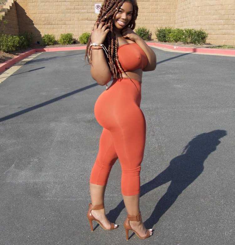 Виктория Ломба в леггинсах