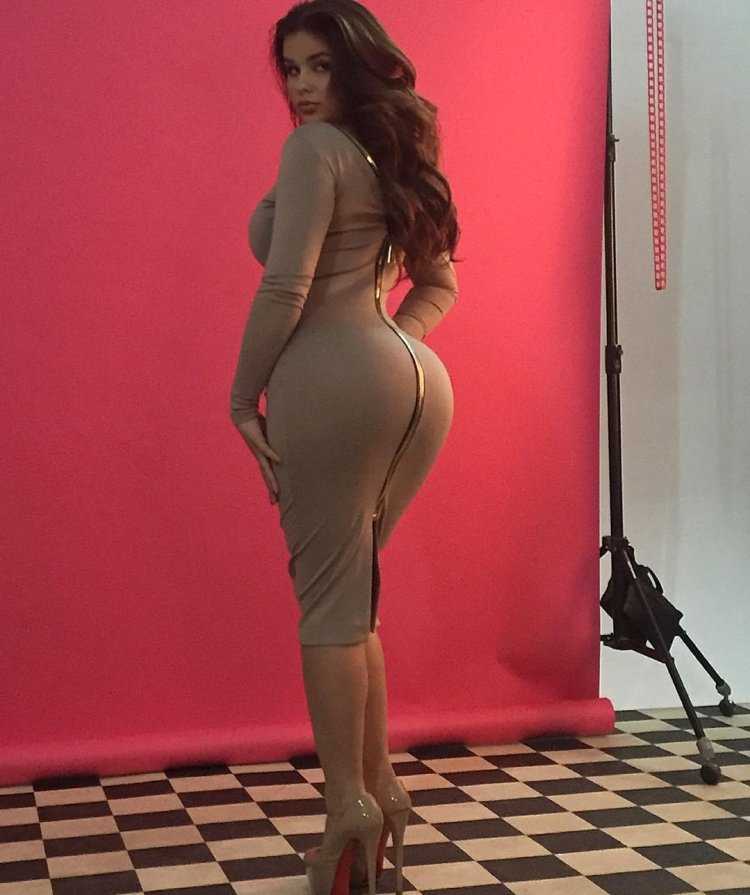 Mandy Muse в шортах