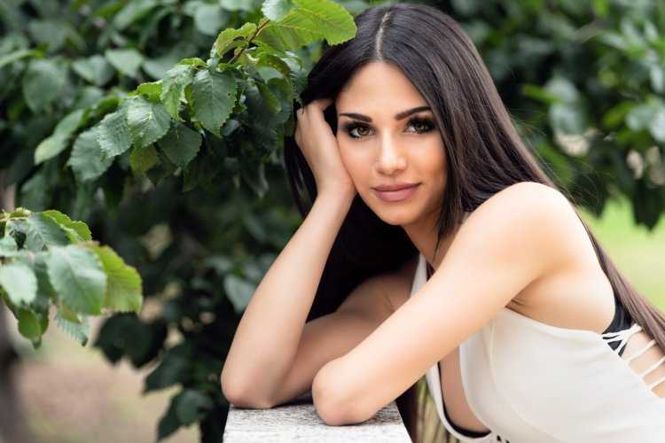 Красавицы брюнетки