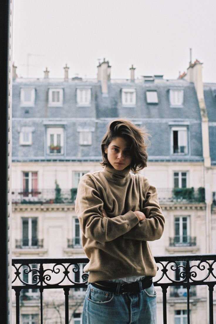 Альба Галоча с короткими волосами