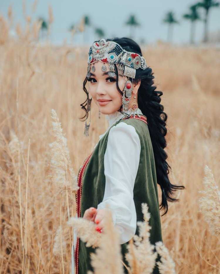 Казахские девушки в национальной одежде