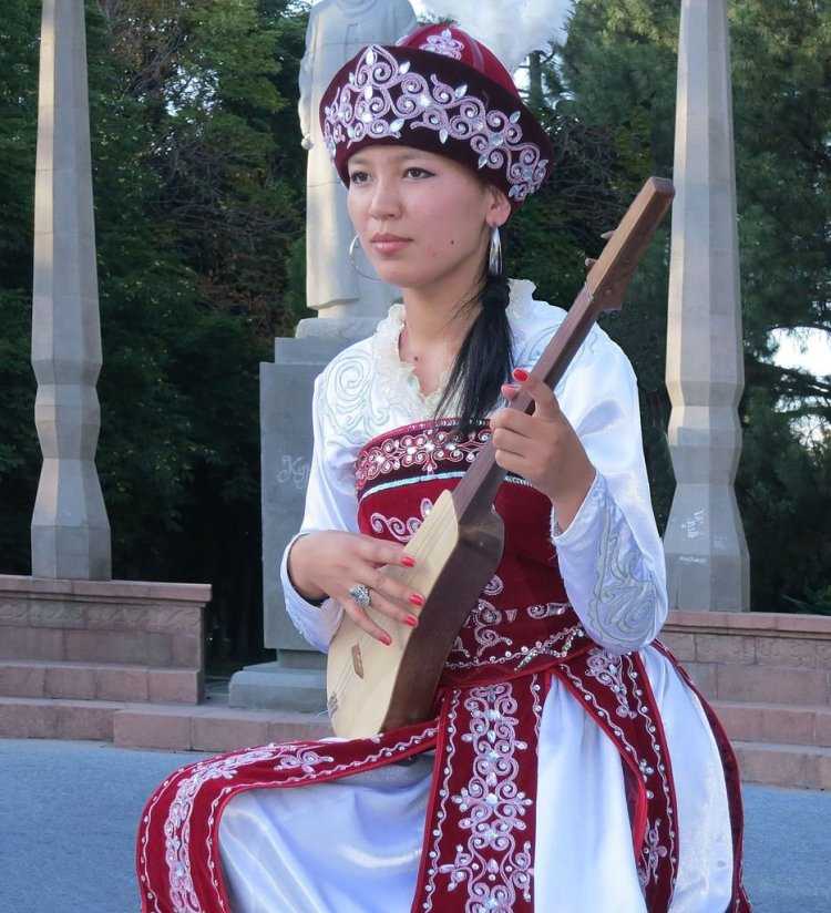 Киргизский национальный костюм женский