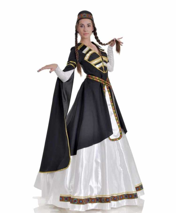 Красивая казахская девушка в национальном