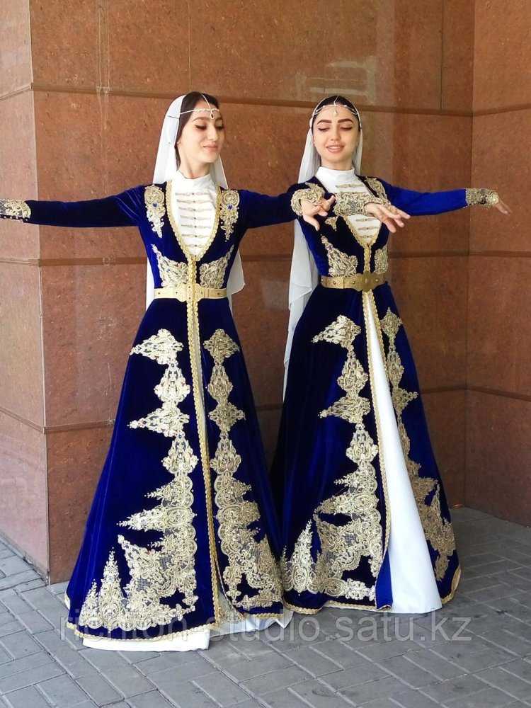 Красивая грузинка в национальном костюме