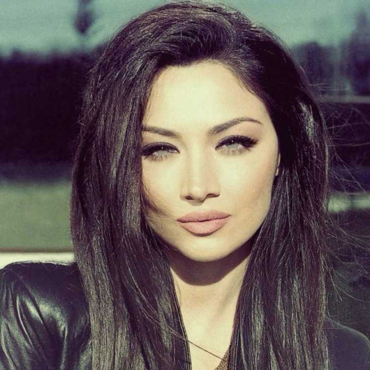 Модель Восточной внешности