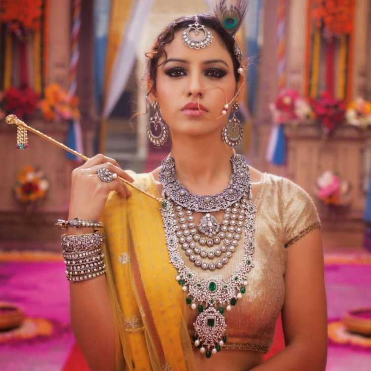 Девушка в индийском стиле с едой