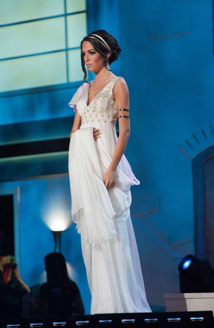 Красивые гречанки в национальном костюме