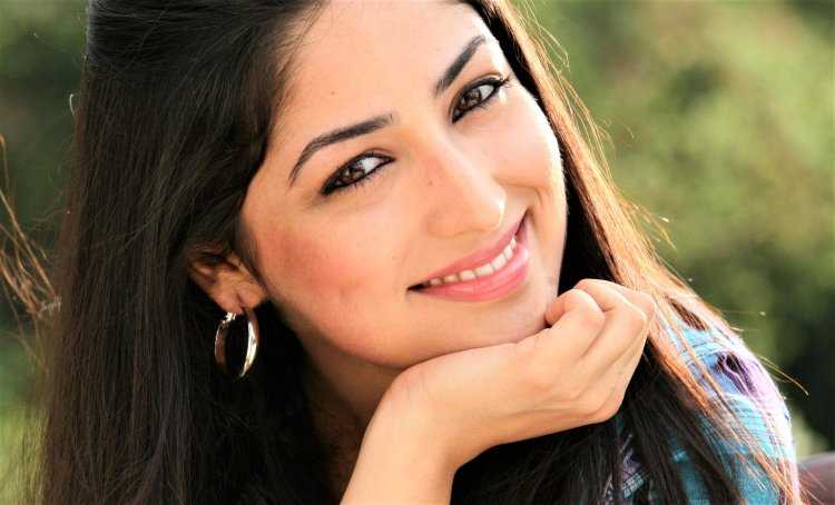 Индийская девушка улыбается