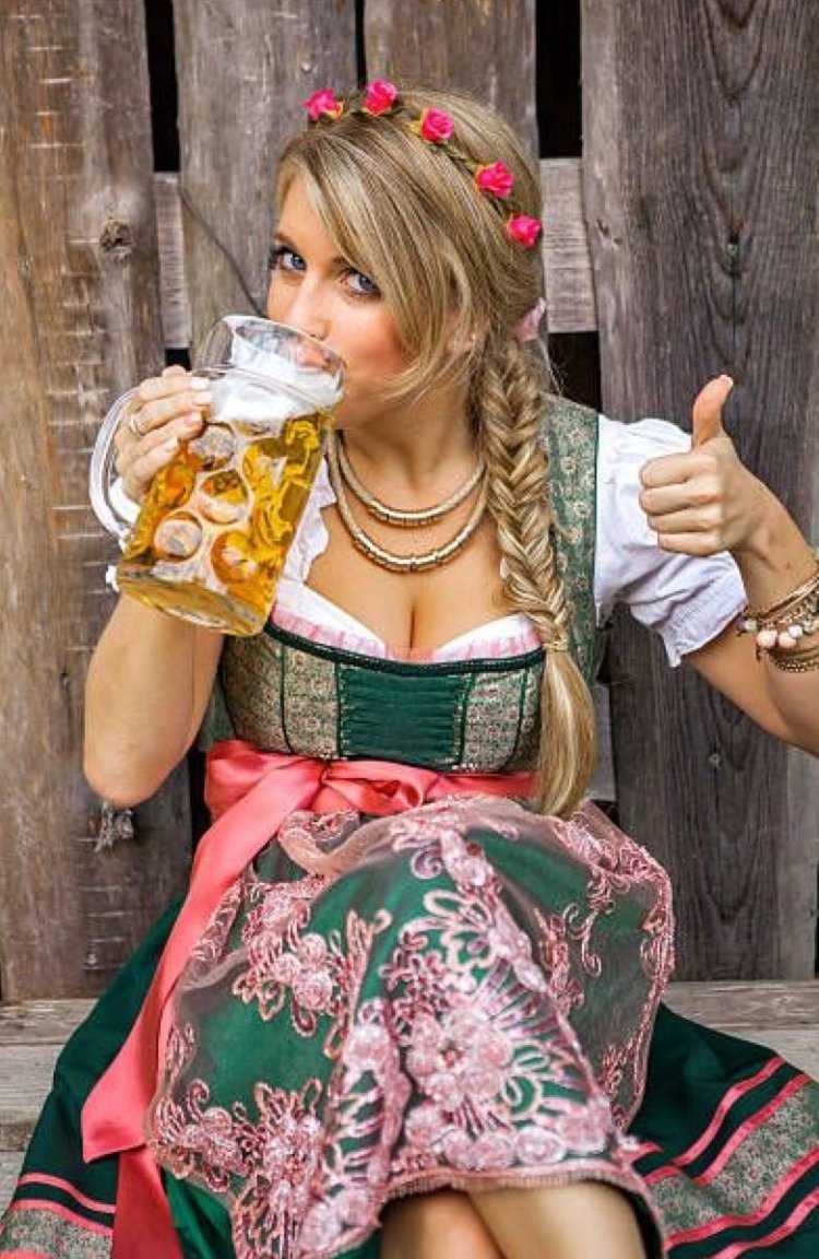 Пышные Баварские девушки