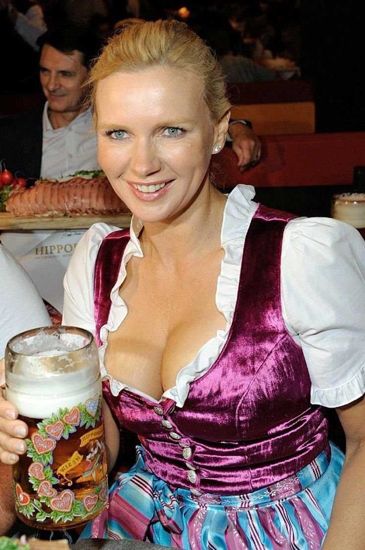 Немки в дирндль на Октоберфест