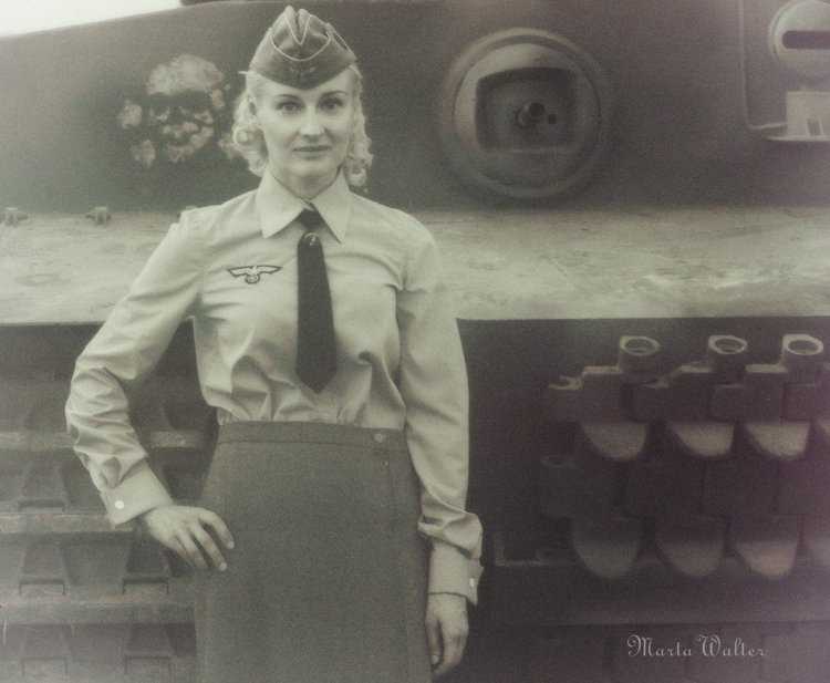 Немецкие девушки в военной форме