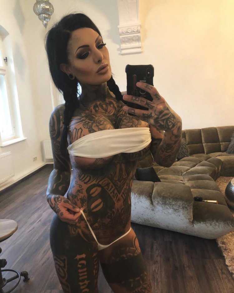 Девушки в юбках и колготках