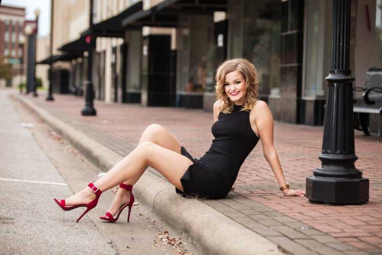 Женщина в платье и туфлях