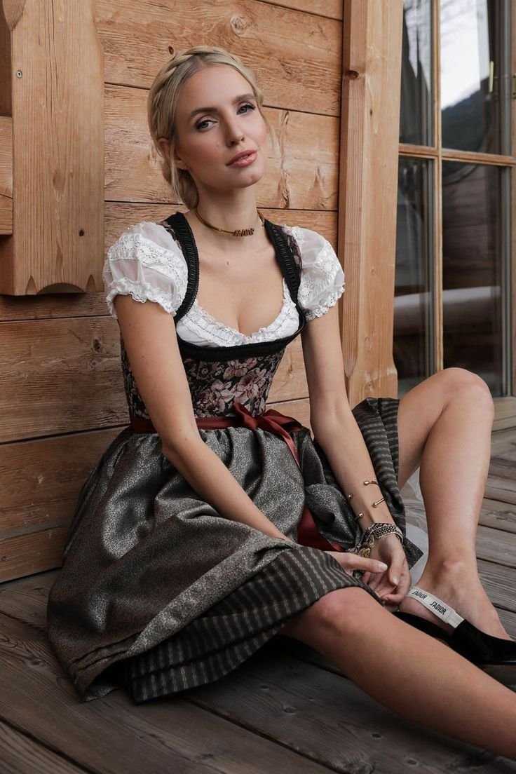 Девушка блондинка в дирндль