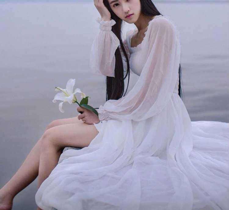 Белое шифоновое платье с длинным рукавом