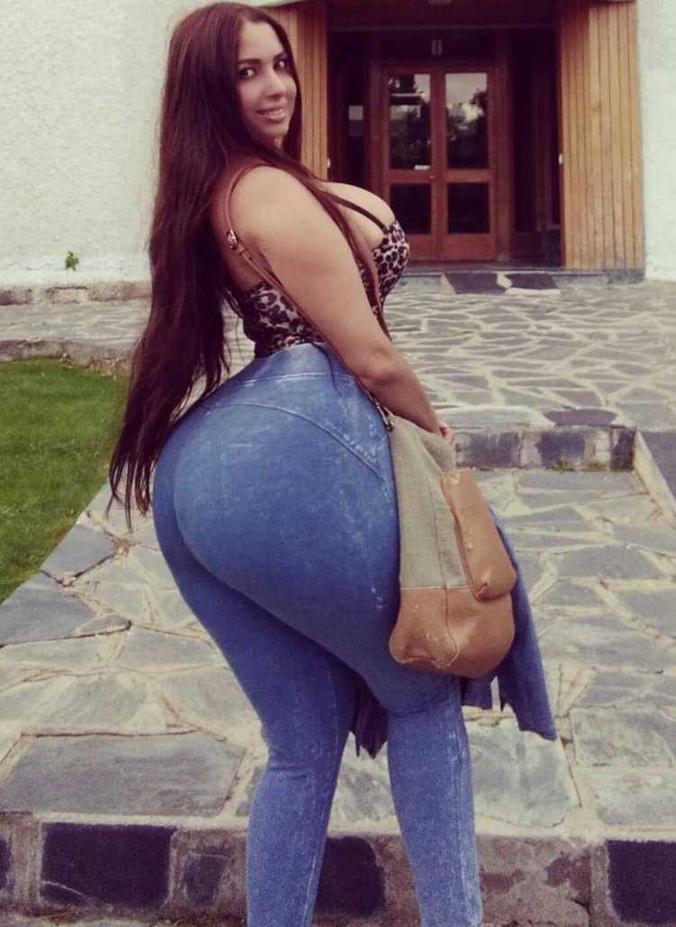 Абелла Джейн в лосинах