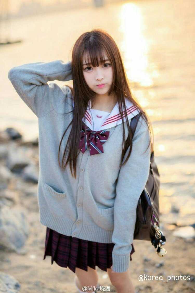 Весёлая девушка кореянка